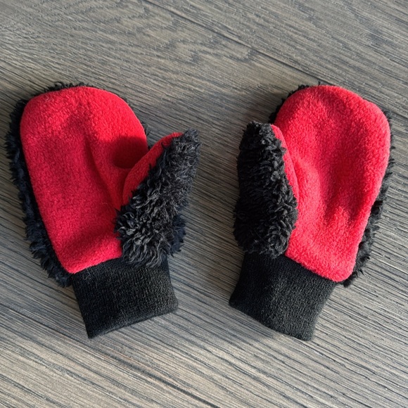 NWOT ❗️🖤❗️ Disney x GAP Mittens - Picture 2 of 5